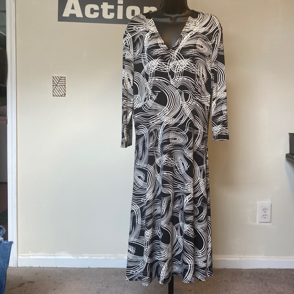 PRE-OWNED WOMENโS ISADORA COLLECTION, BLACK & WHITE SHEATH DRESS